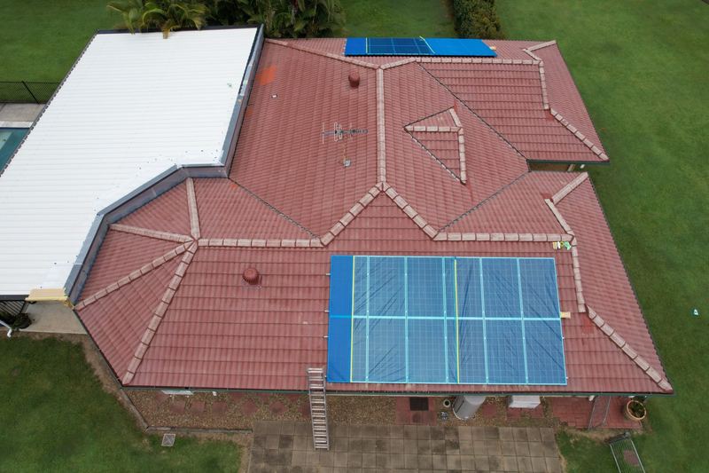 Roof before cleaning - dirty tiles